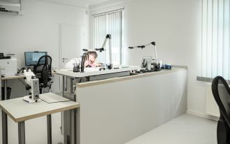 Duehrkoop-Uhrmacherwerkstatt-Einblick1-1600x100px