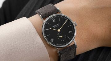 Nomos-Glashütte-Ludwig-Uhrenkollektion-desk