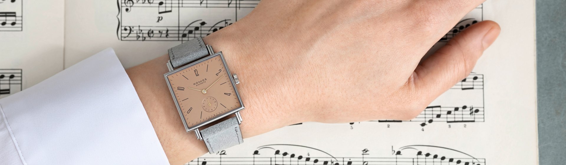 Nomos-Glashütte-Tetra-Uhrenkollektion-desk
