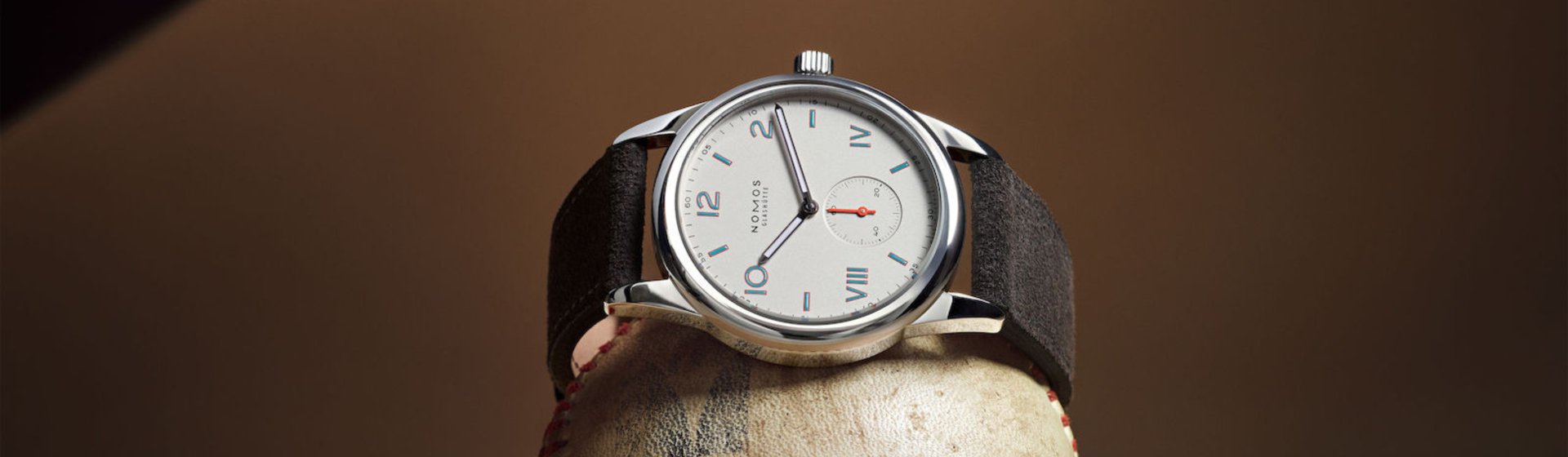 Nomos-Glashütte-Club-Uhrenkollektion-desk